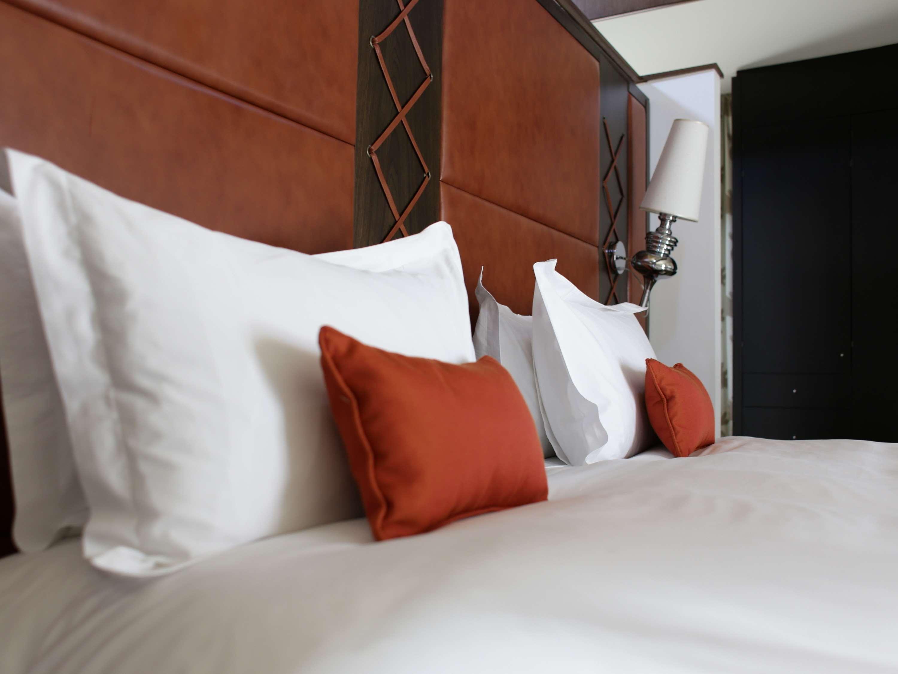 Sofitel Montevideo Casino Carrasco & Spa Bagian luar foto A bed with pillows