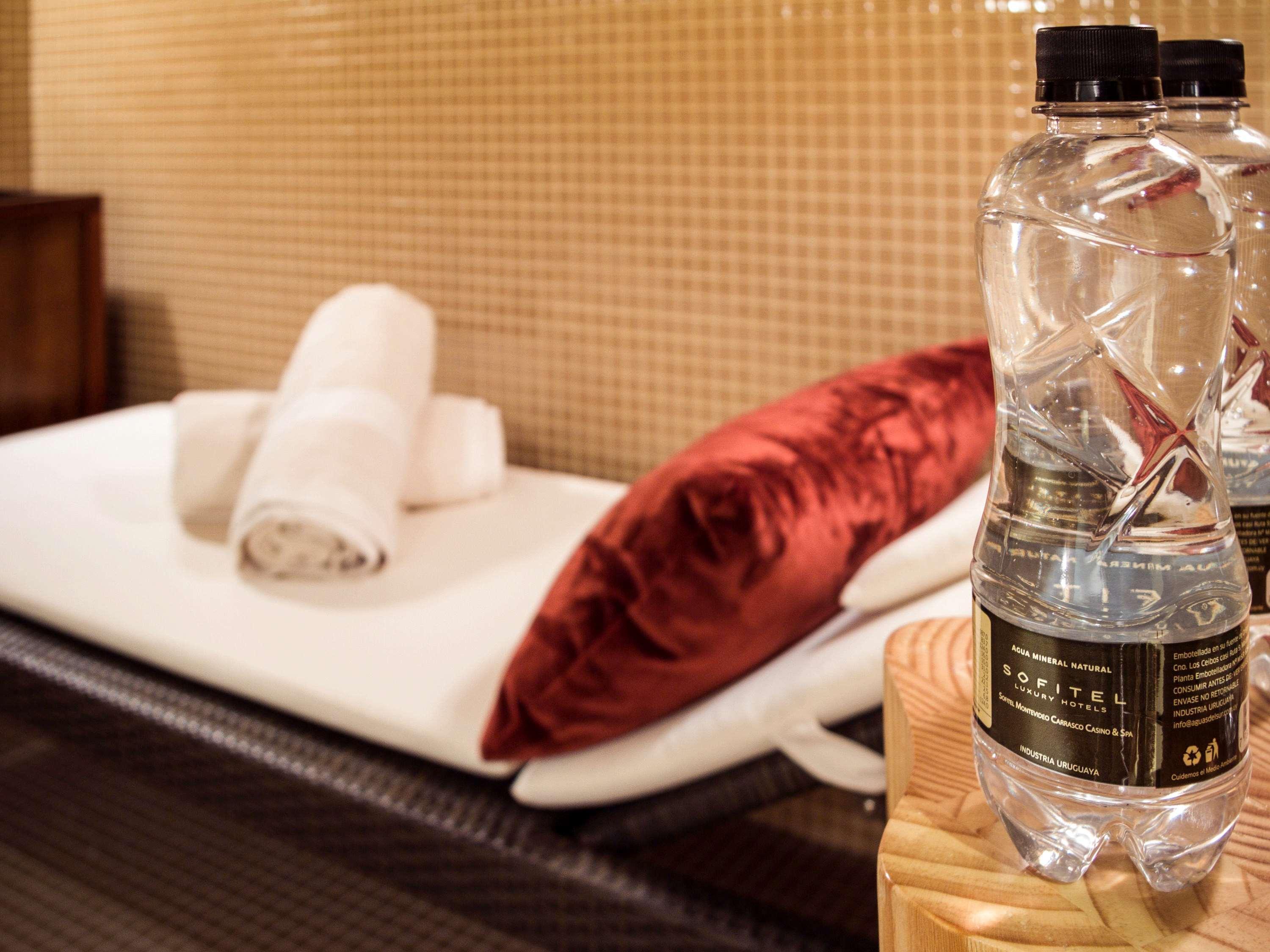 Sofitel Montevideo Casino Carrasco & Spa Bagian luar foto Bottled water in a hotel room