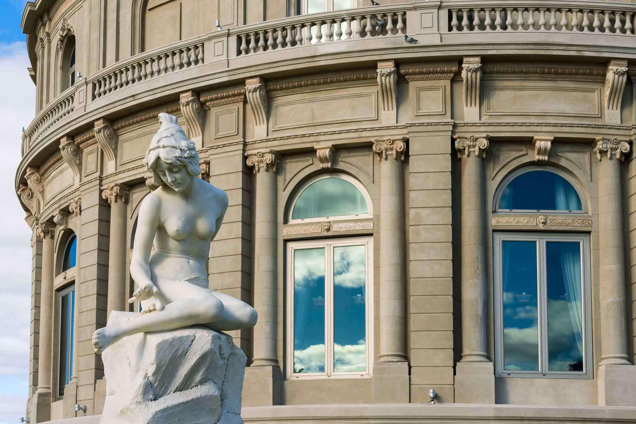 Sofitel Montevideo Casino Carrasco & Spa Bagian luar foto The sculpture in 2011