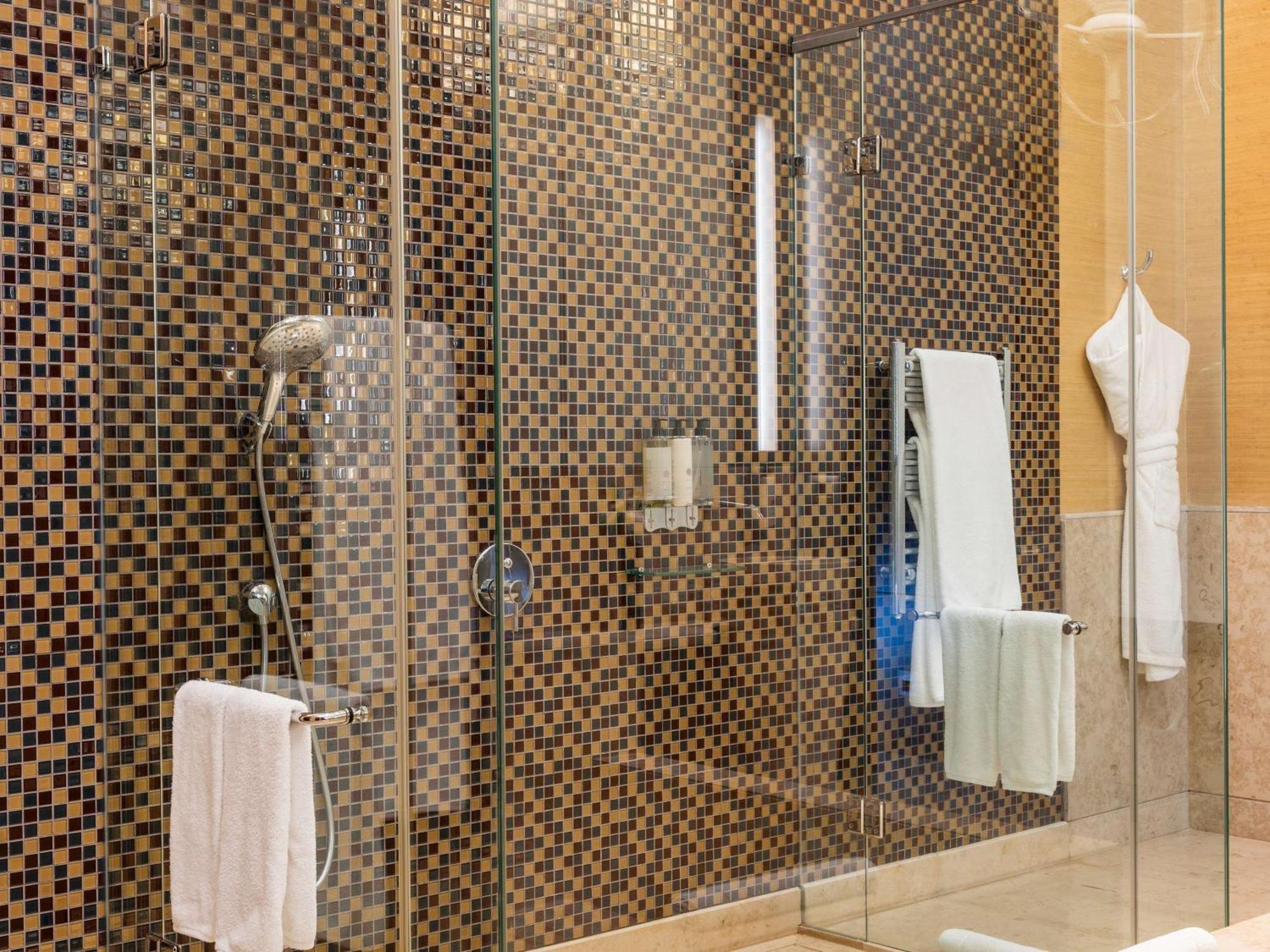 Sofitel Montevideo Casino Carrasco & Spa Bagian luar foto A shower with a sliding door