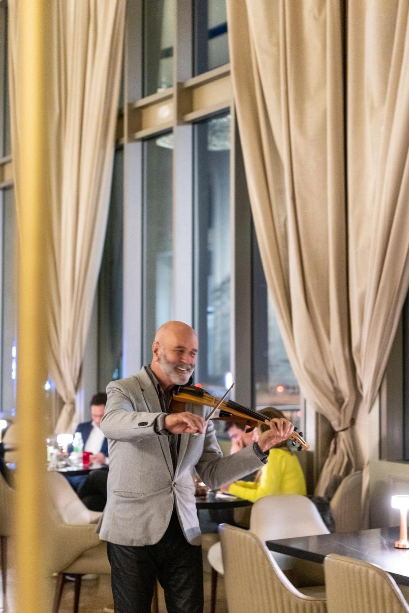 Sofitel Montevideo Casino Carrasco & Spa Bagian luar foto The violinist at the opening of the restaurant