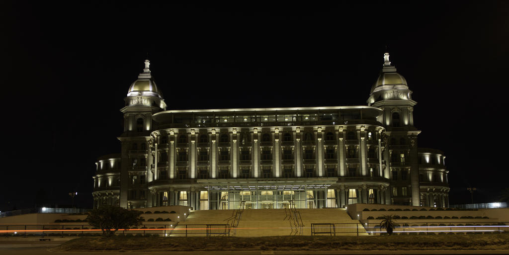 Sofitel Montevideo Casino Carrasco & Spa Bagian luar foto The Grand Hotel at night