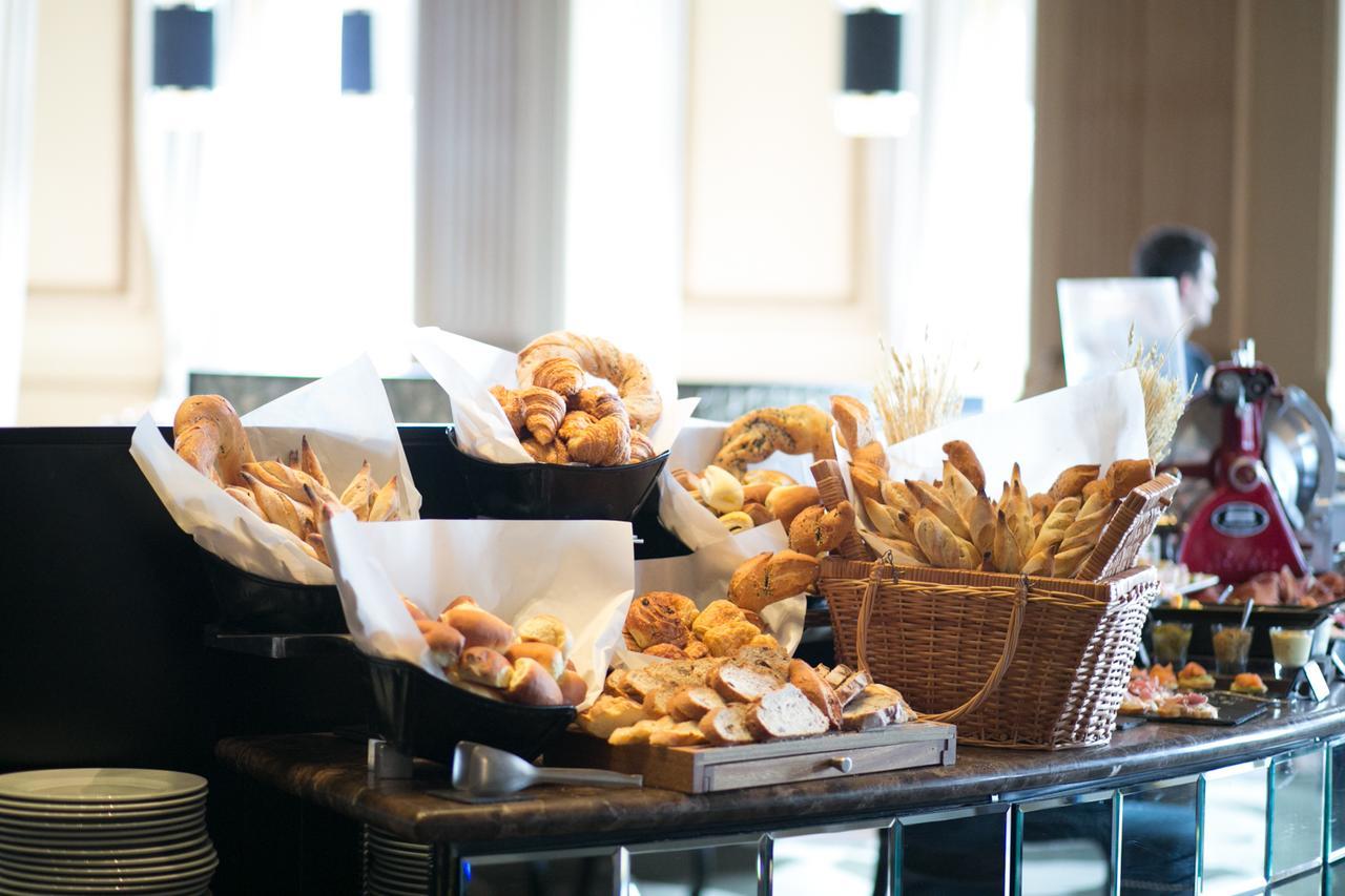 Sofitel Montevideo Casino Carrasco & Spa Bagian luar foto A bread station